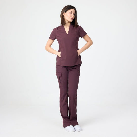 Chicory renk scrub üst; kısa kollu V yaka, ön cep detaylı, bordo-mor