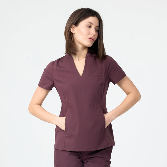 Bordo scrubs takımı: kısa kollu V yaka üst ve cepli pantolon