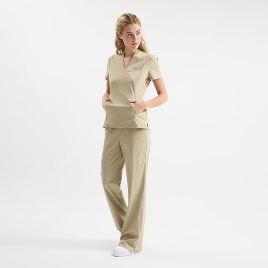 Chicago scrub pantolon, düz ön dikişler ve geniş paça görünümü