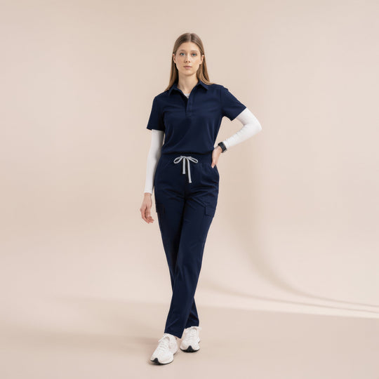 Enzo kısa kol navy scrub üst; polo yaka, düğmeli pat ve kısa kollu.