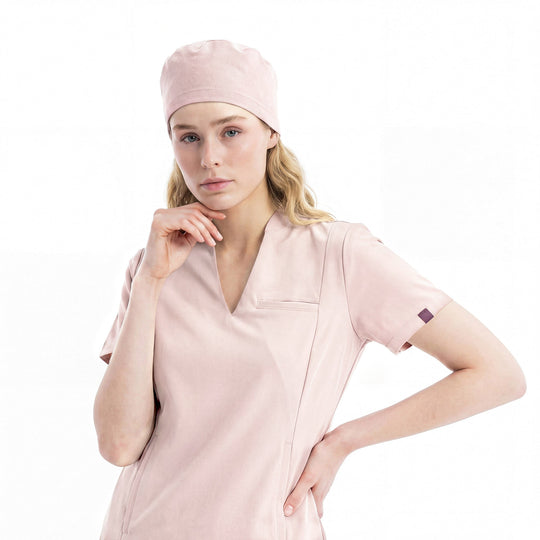Halo Rose scrub forma: pembe V yaka, kısa kollu, göğüs cebi, yan kol paçı