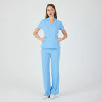Lastikli bel bağcıklı Alaskan Blue scrub pantolon, düz paça ve ince kumaş görünümü