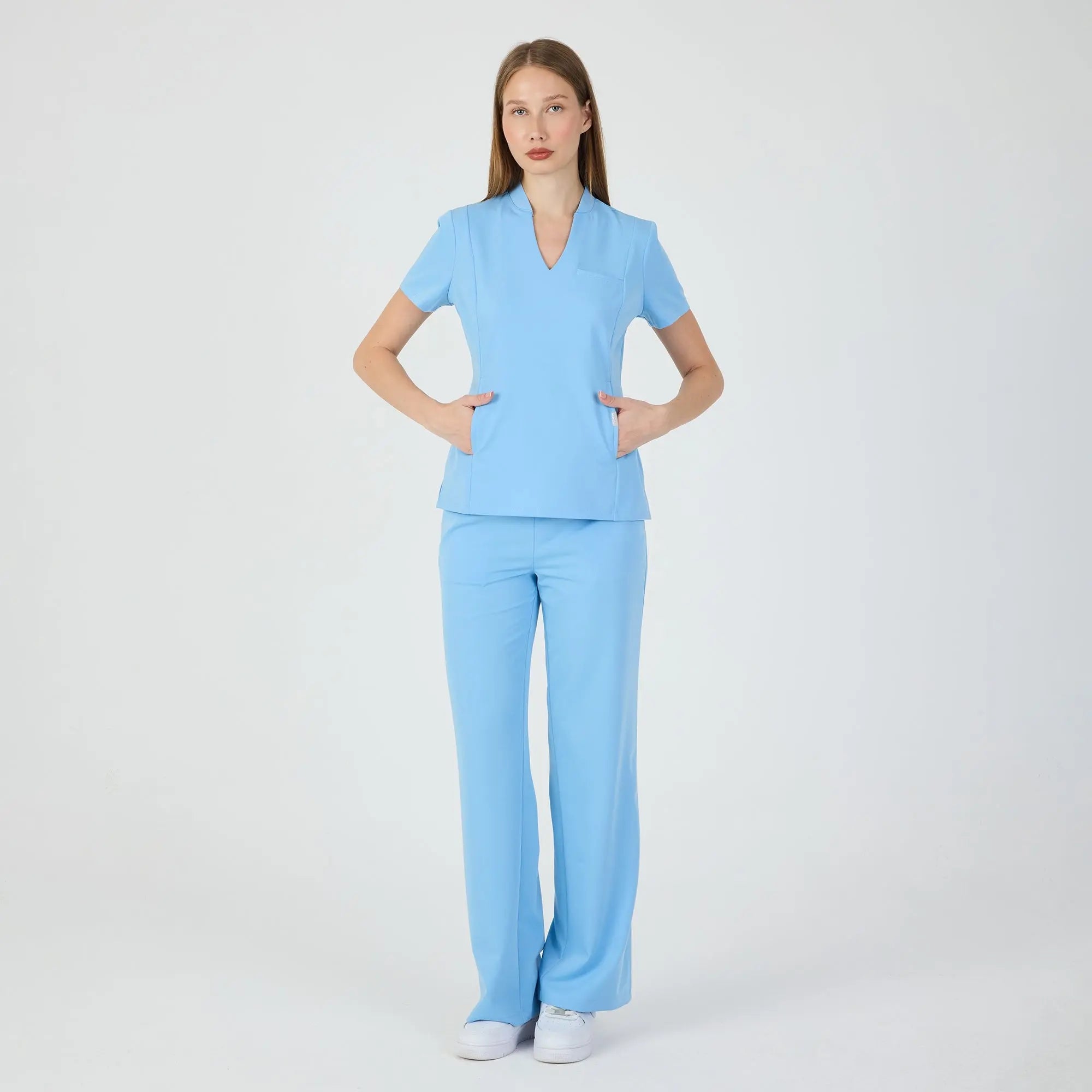 Lastikli bel bağcıklı Alaskan Blue scrub pantolon, düz paça ve ince kumaş görünümü