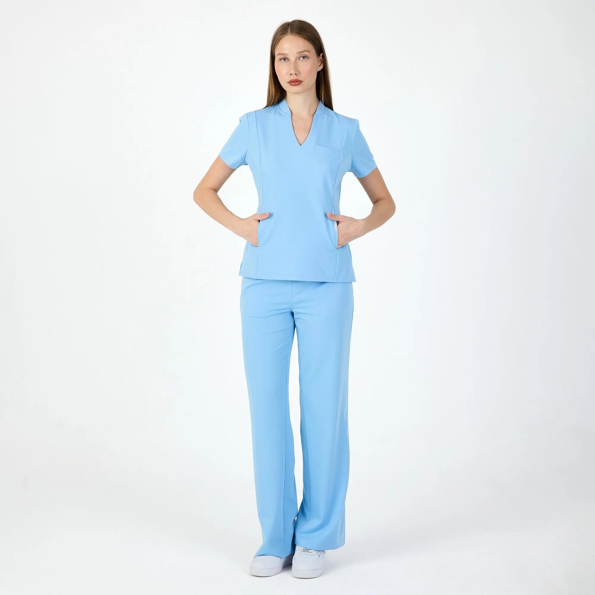 Bloom & Chicago Alaskan mavi scrubs takımı: V yaka üst ve düz paçalı pantolon