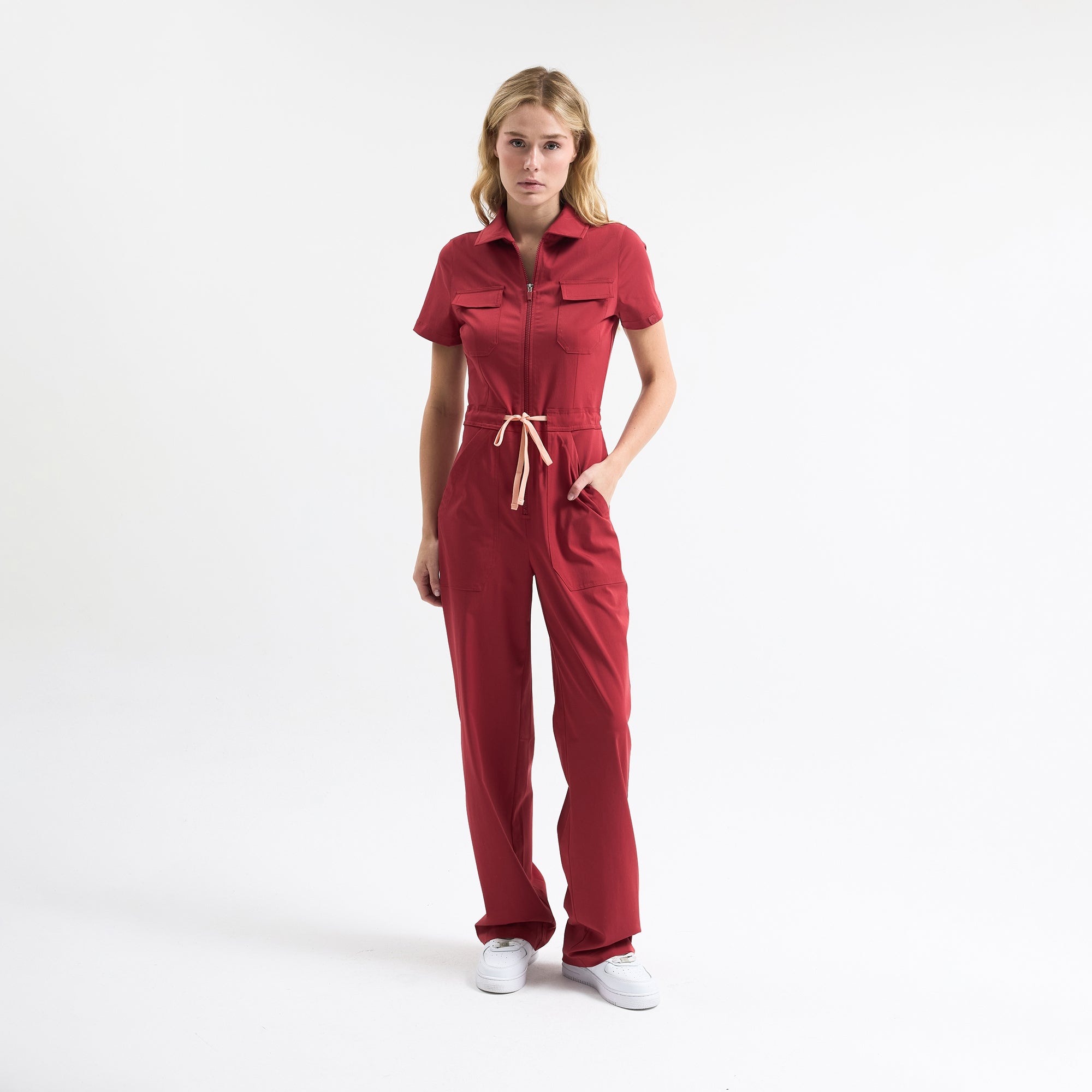 Bordo scrub tulum, önden fermuarlı ve bel bağcık detaylı