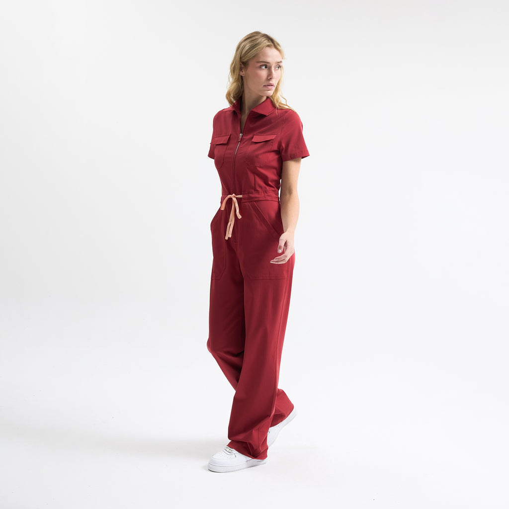 Bordo scrub tulum pantolon paçaları, kısa kollu ve bel bağcıklı