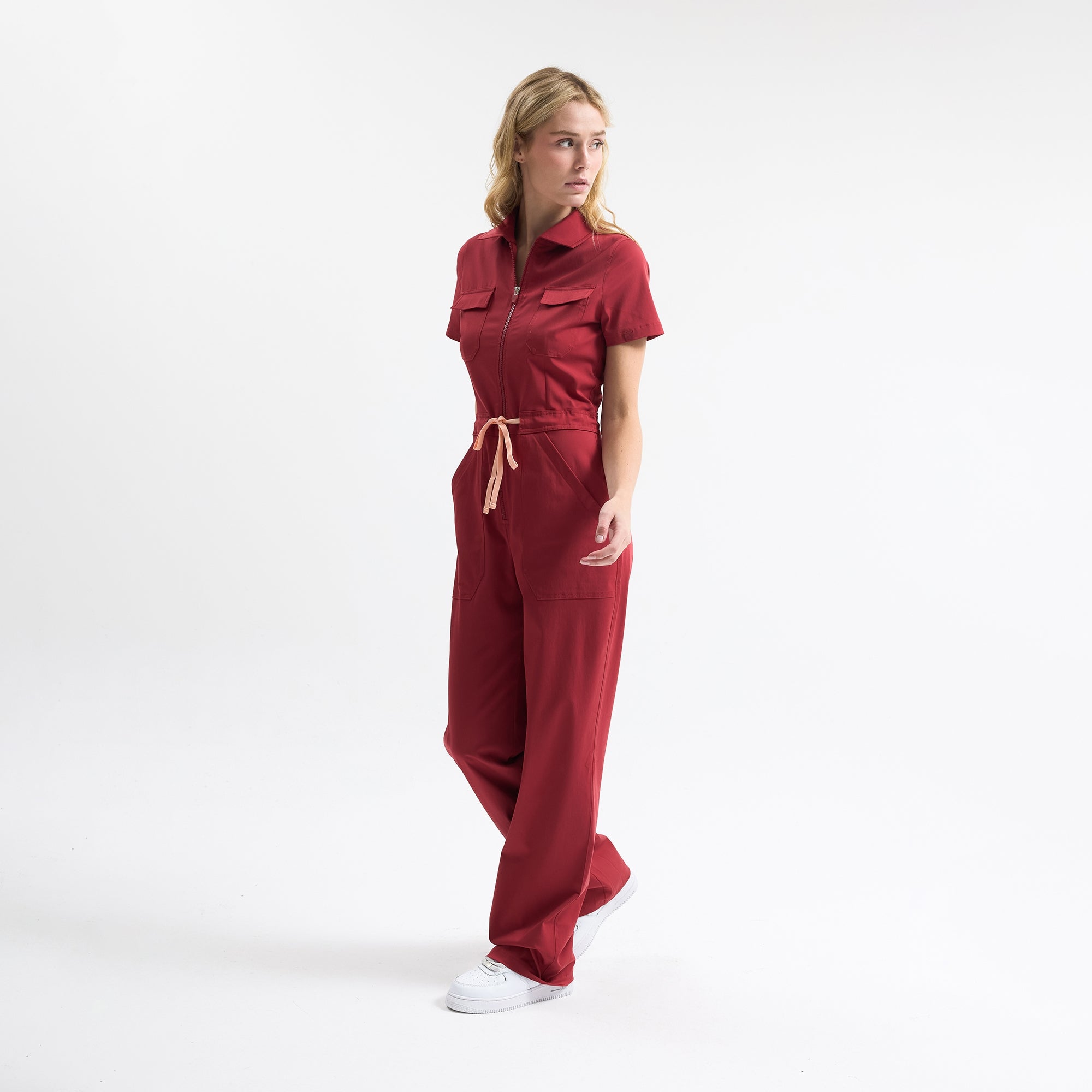 Bordo scrub tulum pantolon paçaları, kısa kollu ve bel bağcıklı
