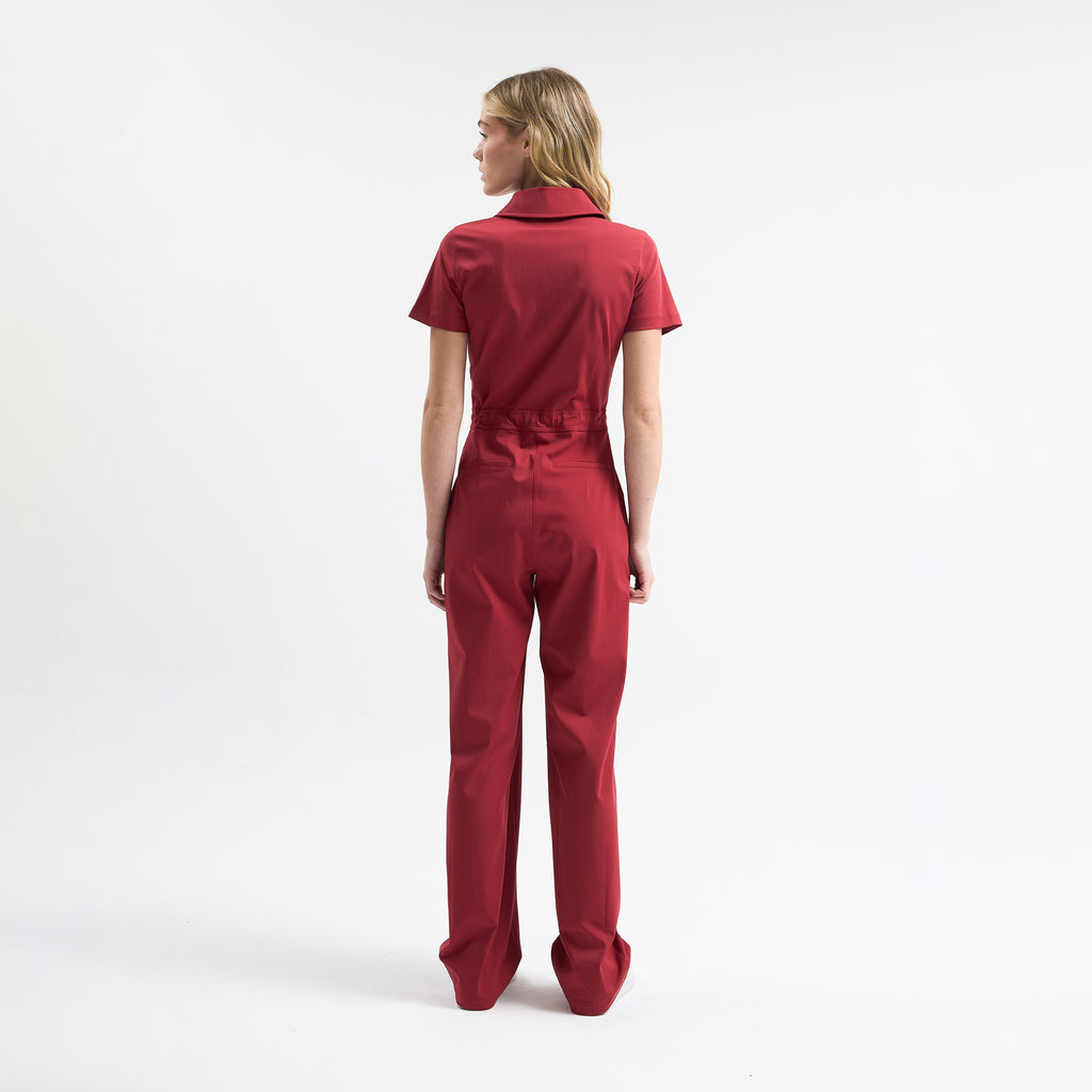 Bordo scrub tulum, arkadan görünüm; bel bağcıklı ve kısa kollu