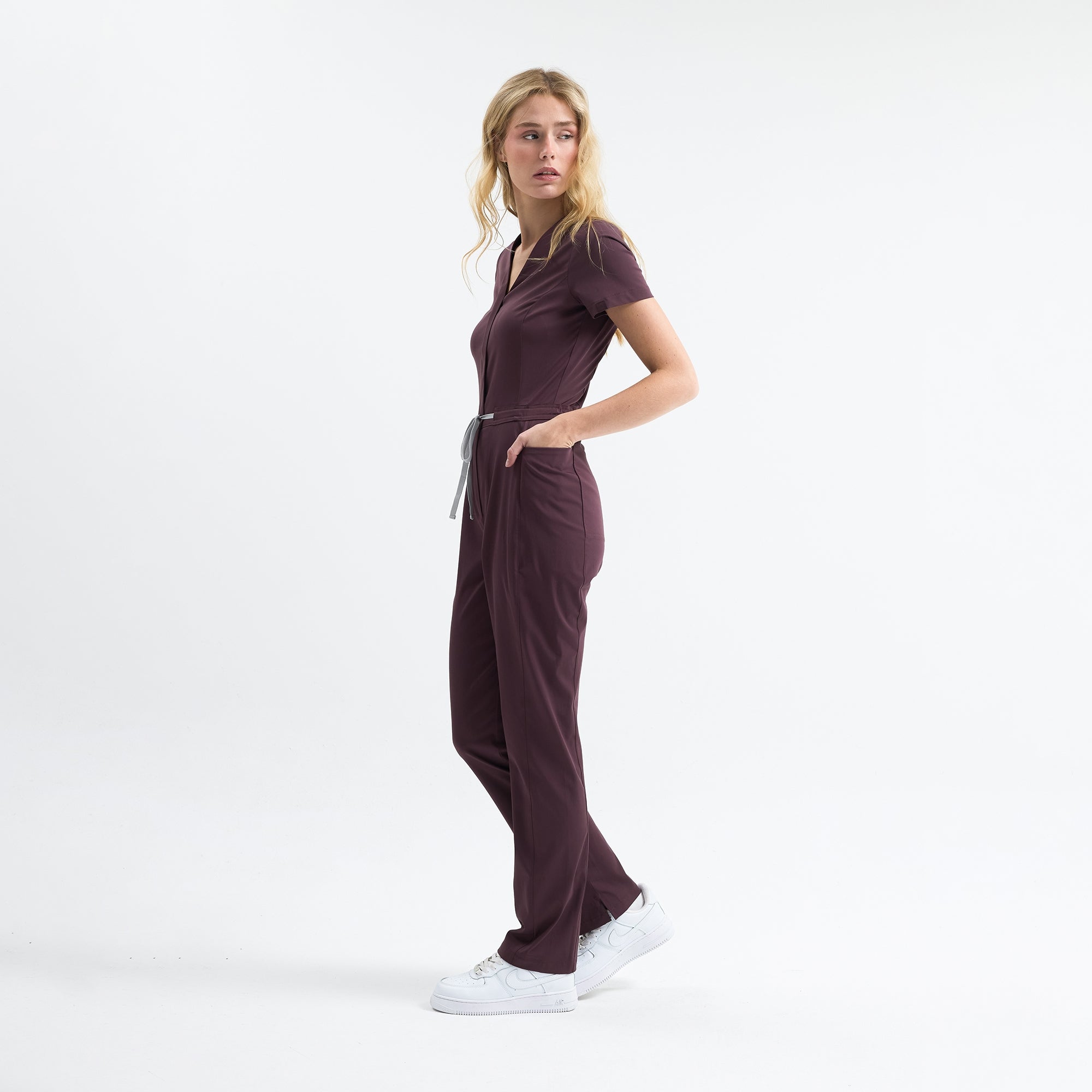 Sunray Slim Scrubs Chicory tulum, yan görünüm; kısa kollu ve bel bağcıklı.