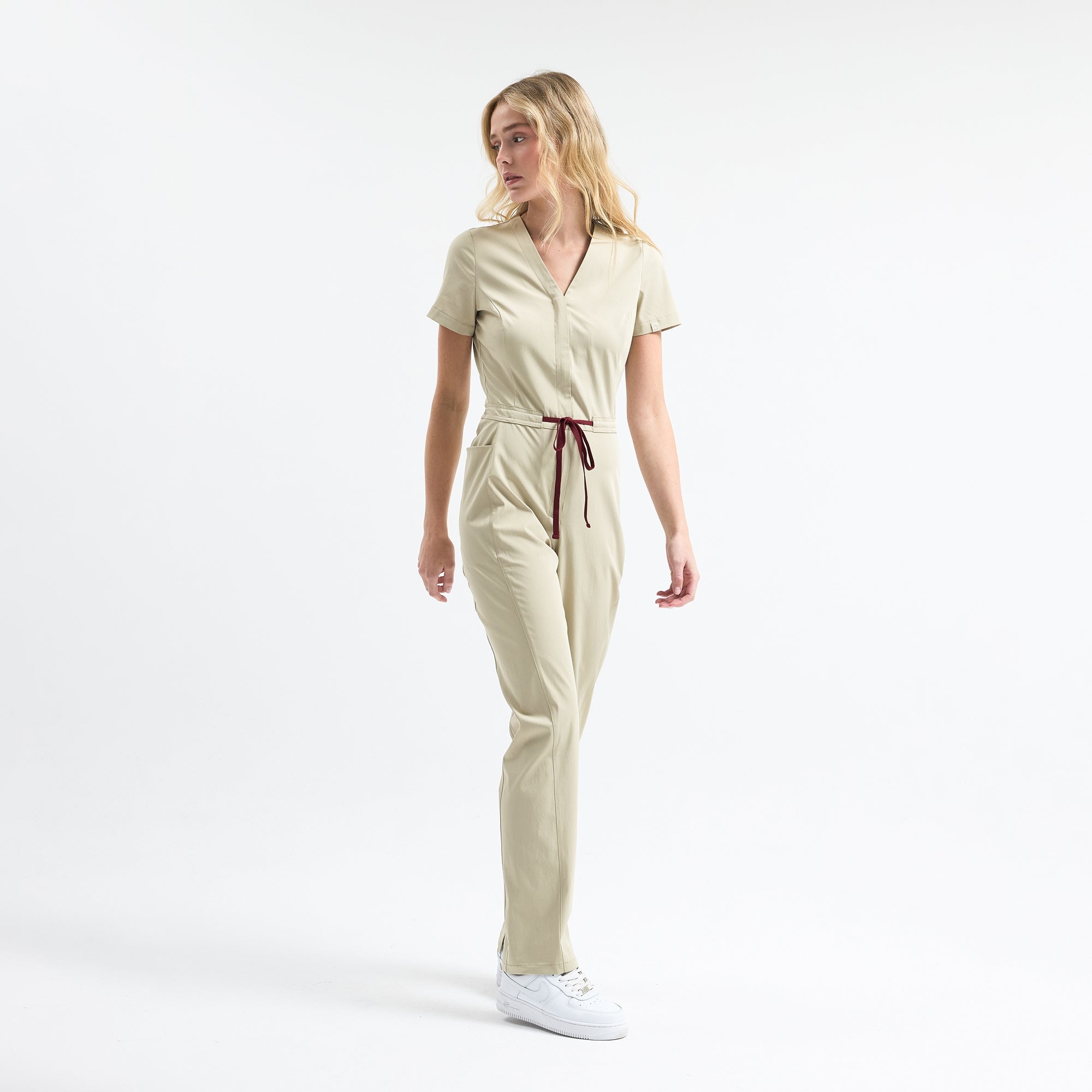 Sunray Slim Scrubs tulum Marl; bağcıklı bel ve düz paça tasarımı.