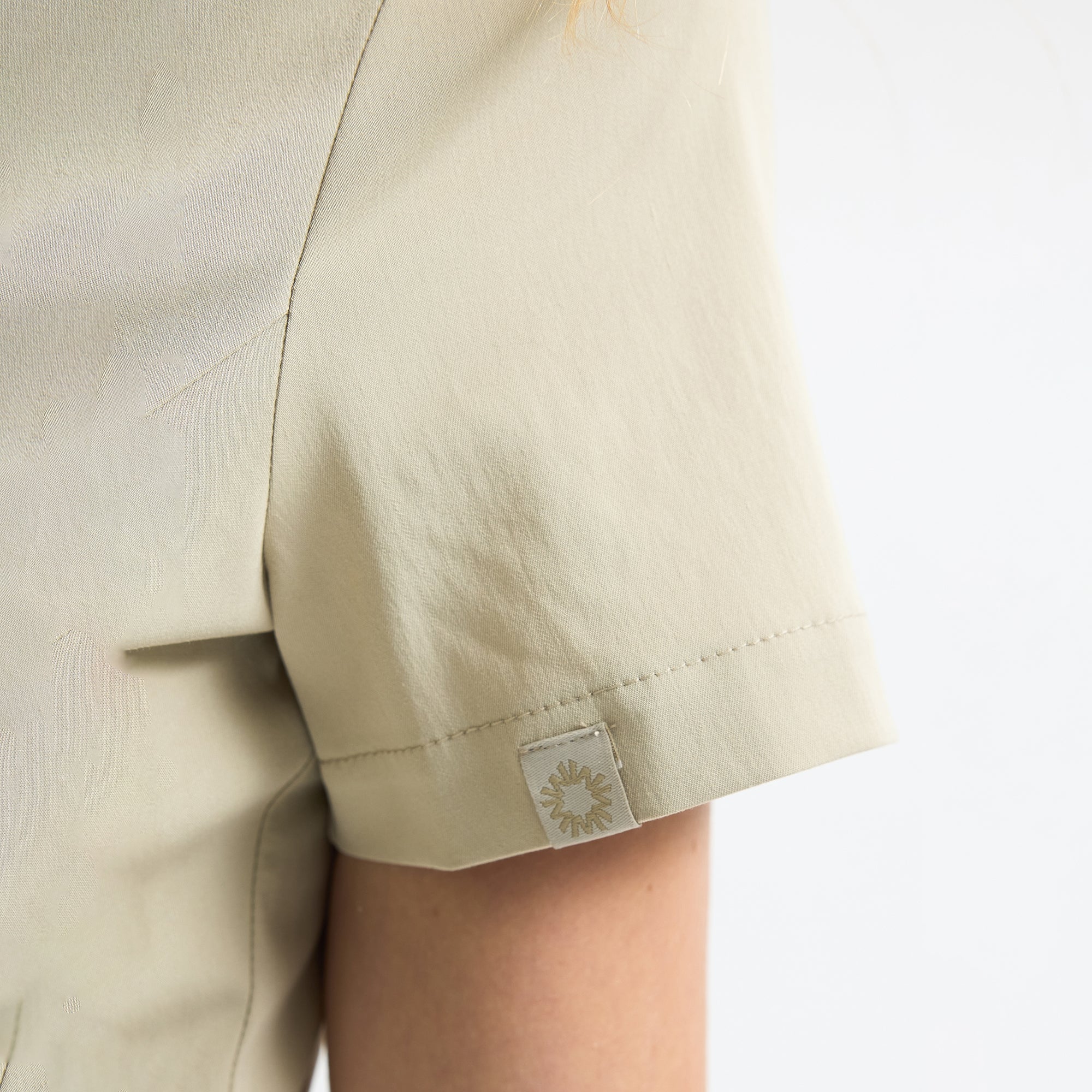 Sunray Slim Scrubs tulum Marl; etek ucunda logo yama ve dikiş detayı.