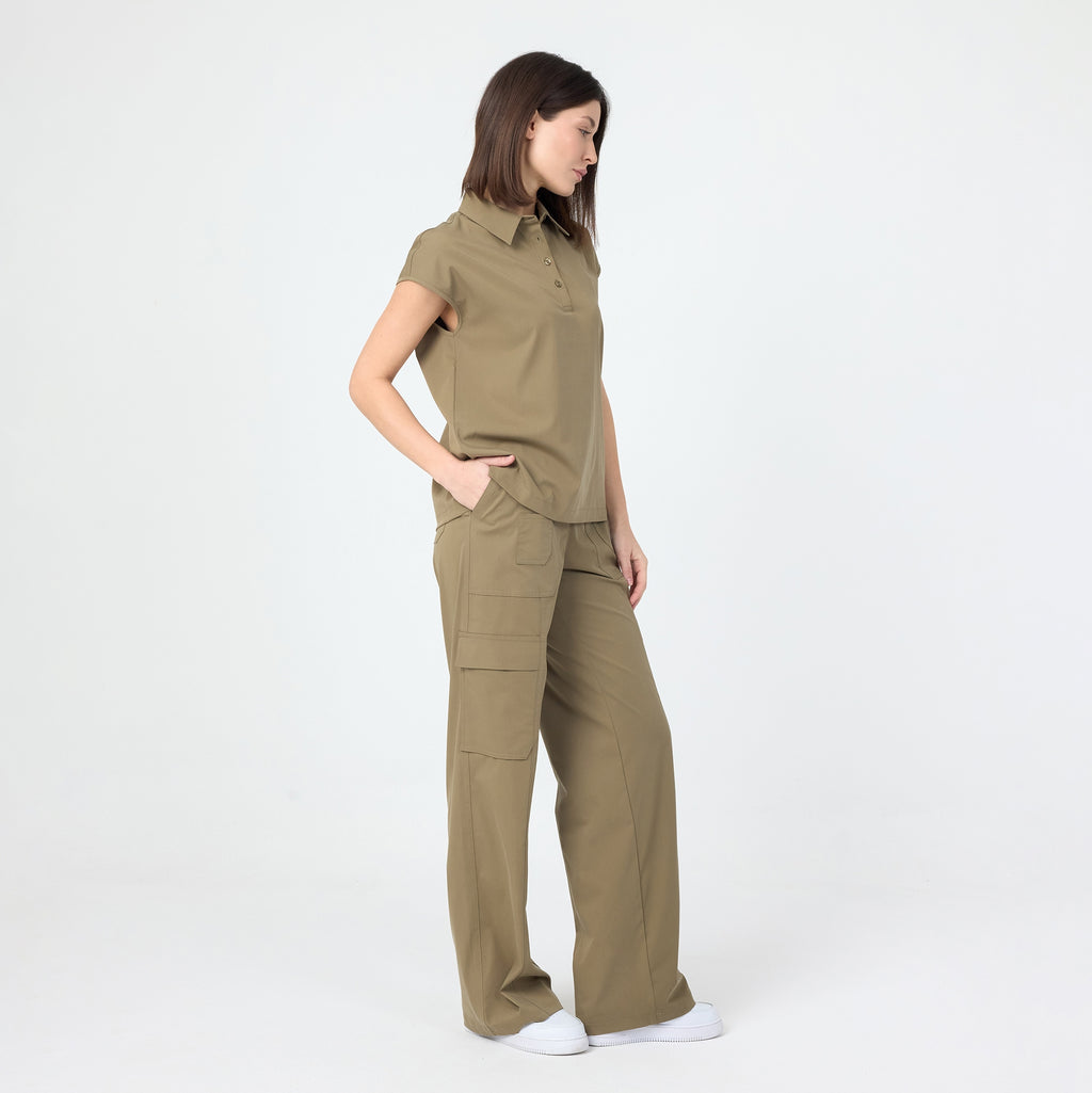 Avcı yeşili scrub pantolon; yan cepler ve geniş paça görünümü.