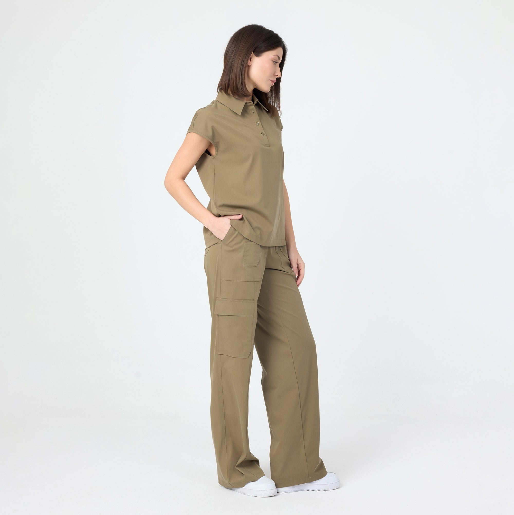 Avcı yeşili scrub pantolon; yan cepler ve geniş paça görünümü.