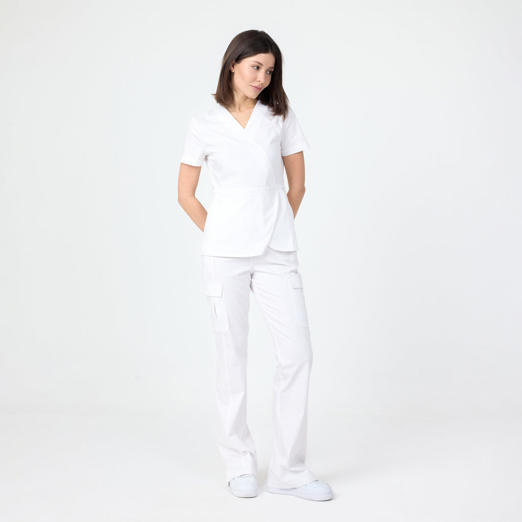 Beyaz sağlık pantolonu; önde cep detayları, bol kesim