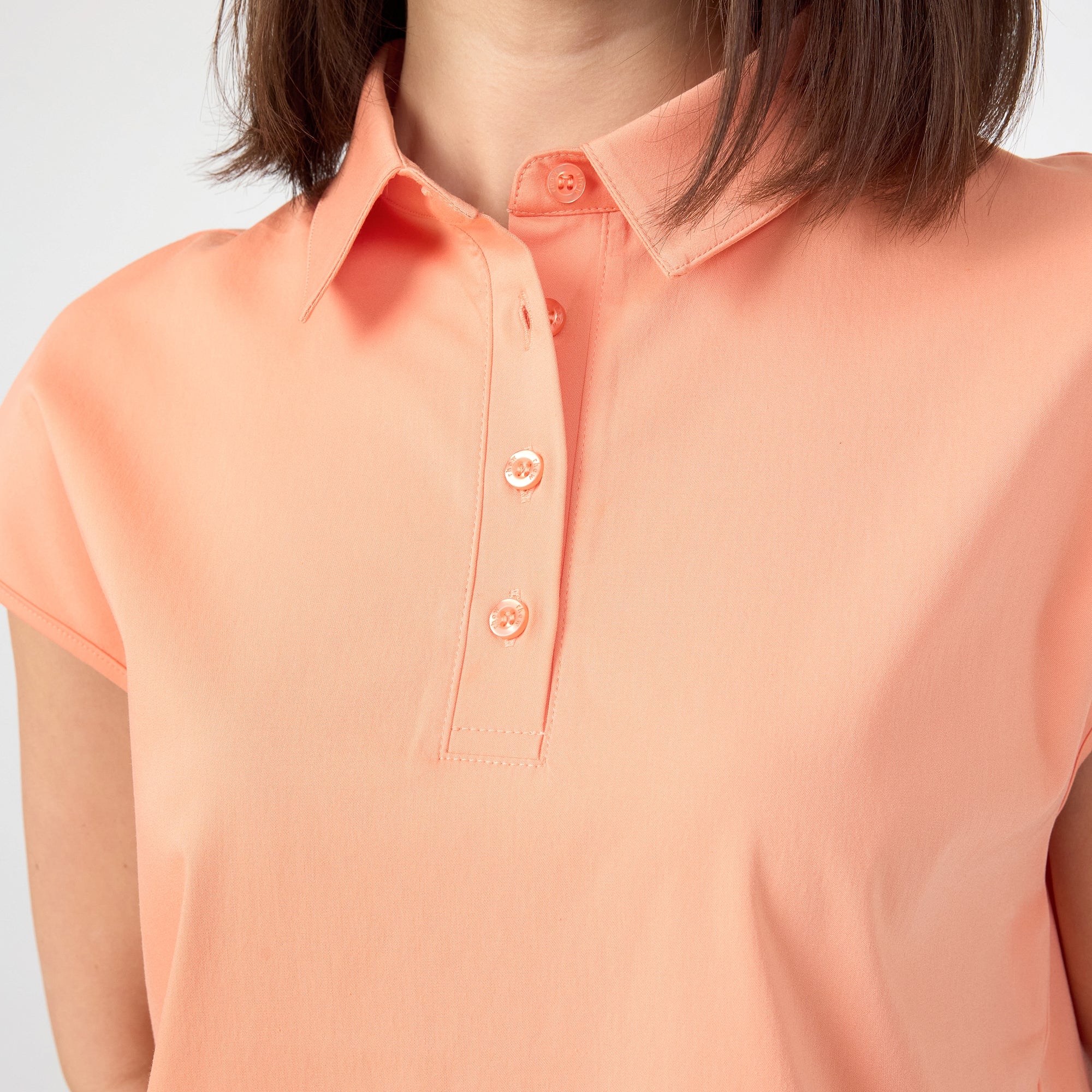 Tangerine polo tişört yakası ve düğme detayı