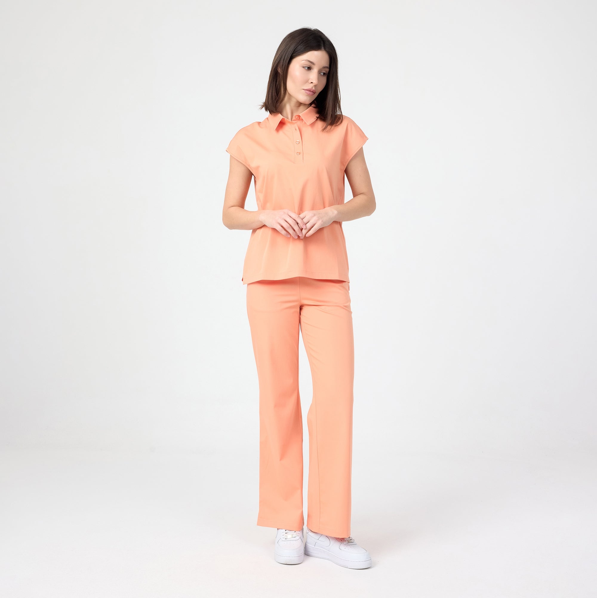 Tangerine polo tişört; önde düğmeler ve göğüs yırtmaç detayı