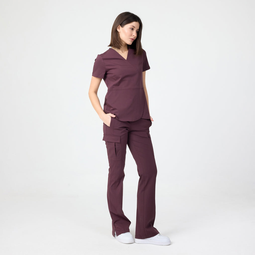 Sol Scrubs Chicory pantolon: arka bel formu ve diz altı rahat düşüş