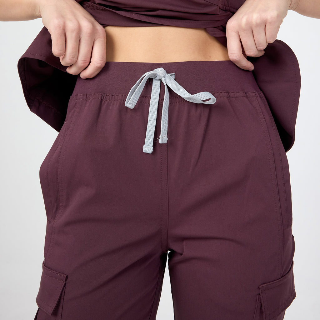 Chicory bordo pantolon; ayarlanabilir bel bağcığı ve yan cargo cep kapakları