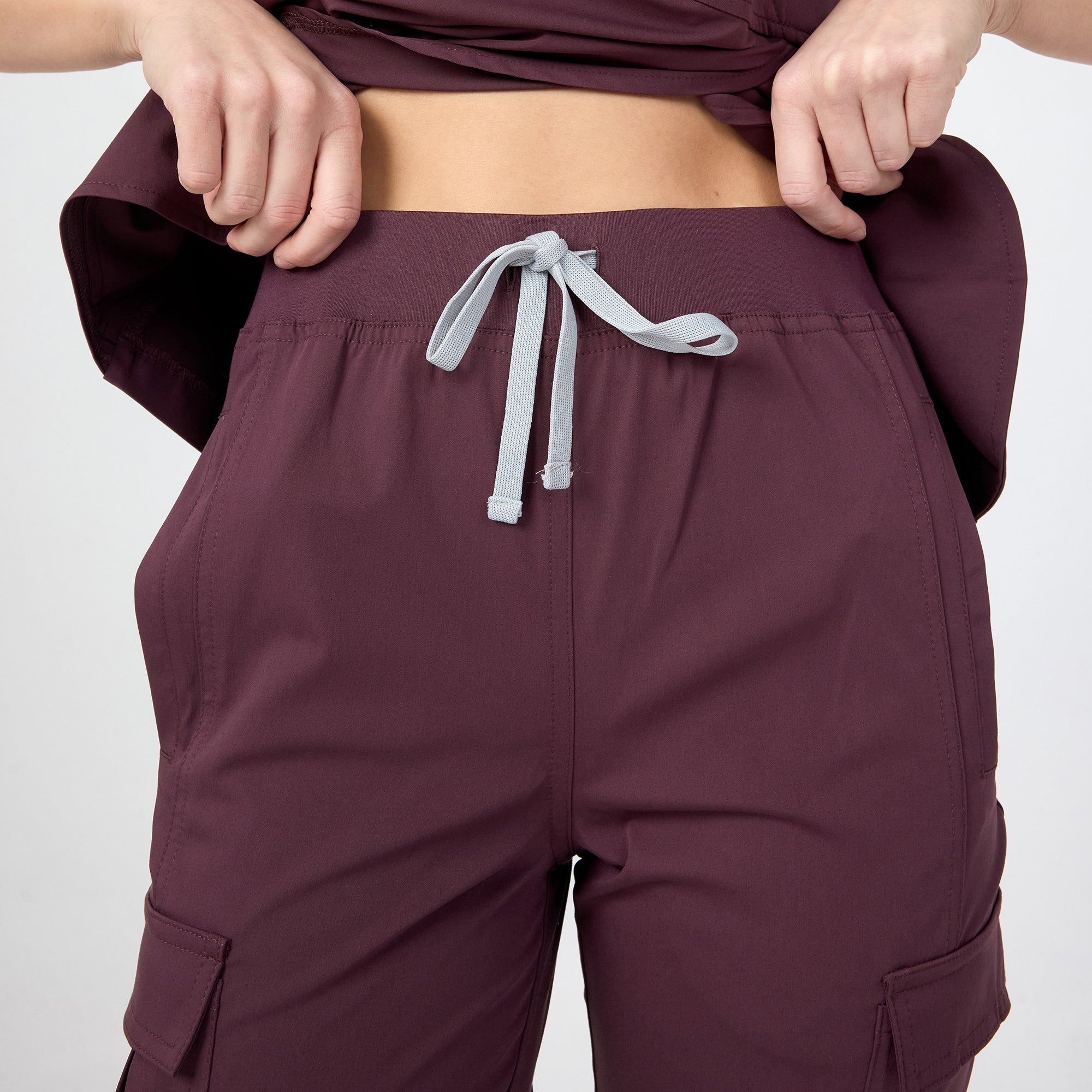 Chicory bordo pantolon; ayarlanabilir bel bağcığı ve yan cargo cep kapakları