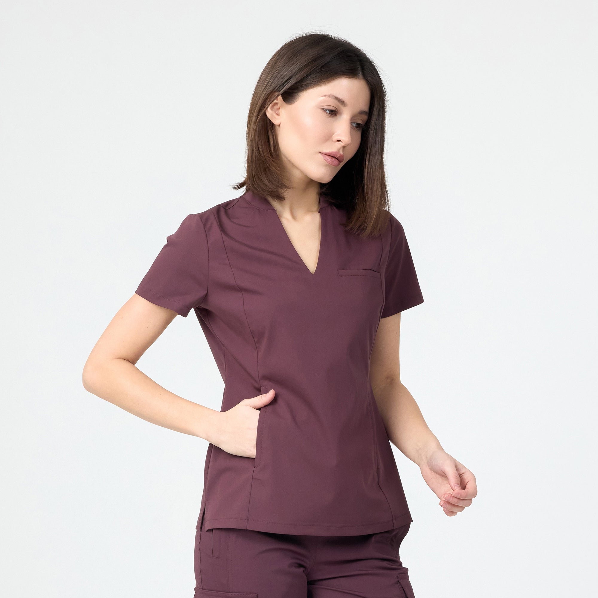 Bordo scrubs üst ve pantolon: yarım kollu V yaka, yan cepli
