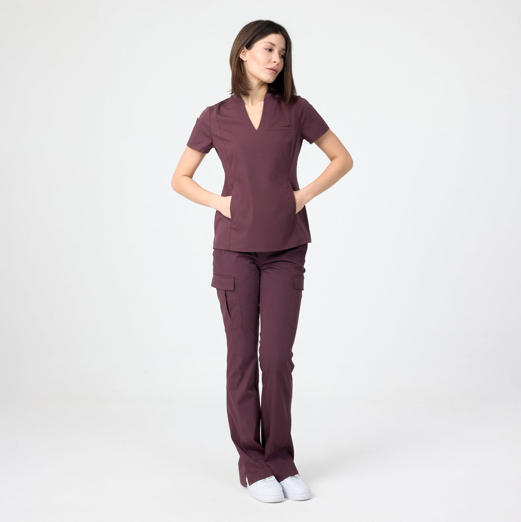 Chicory renk scrub üst; kısa kollu V yaka, ön cep detaylı, bordo-mor