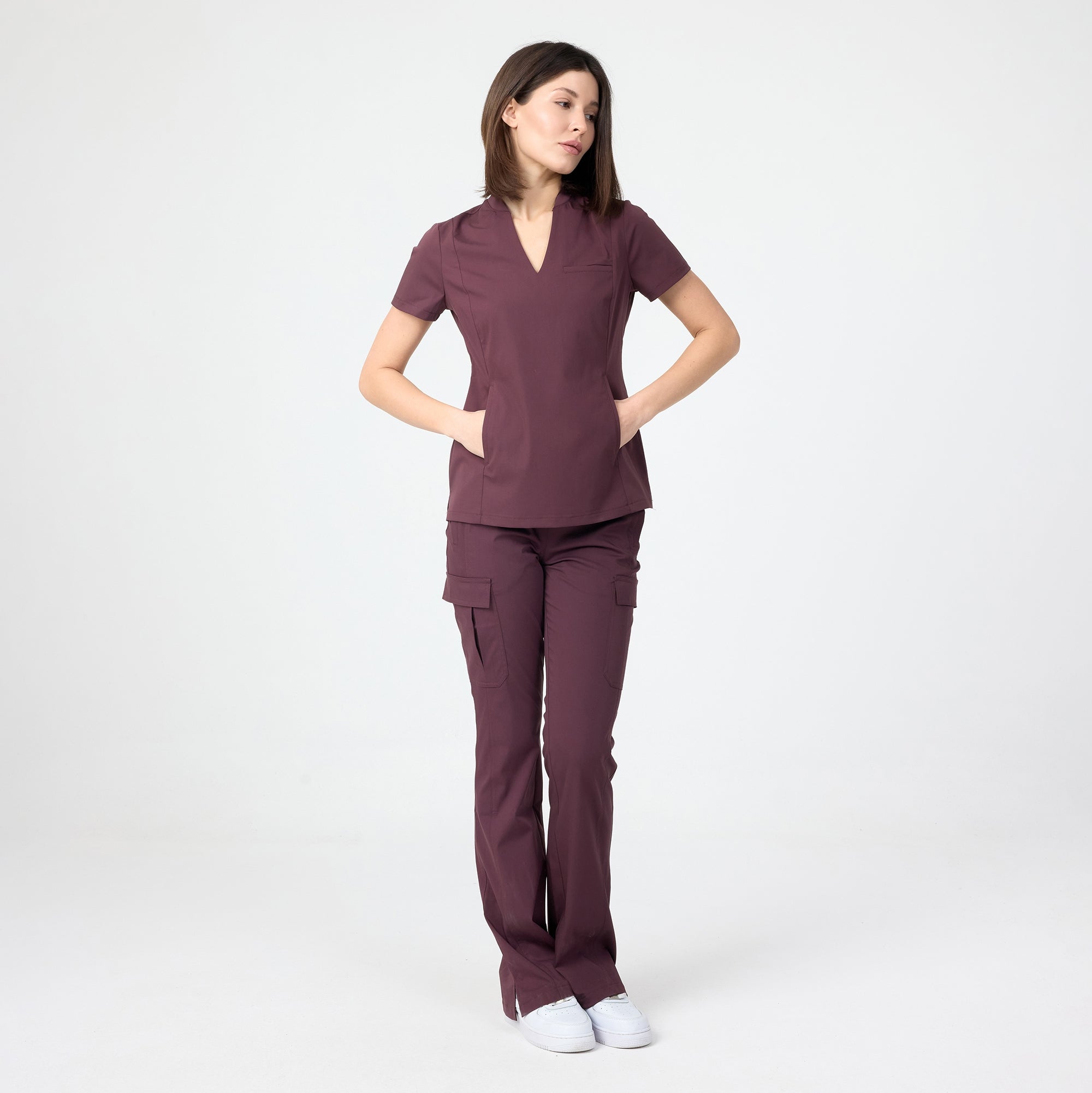 Chicory renk scrub üst; kısa kollu V yaka, ön cep detaylı, bordo-mor