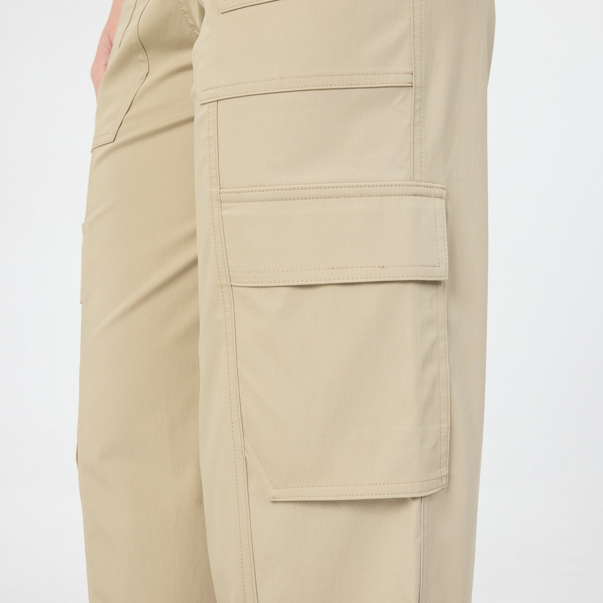 Scrub pantolon marl bej ön kargo cep ve dikiş detayları