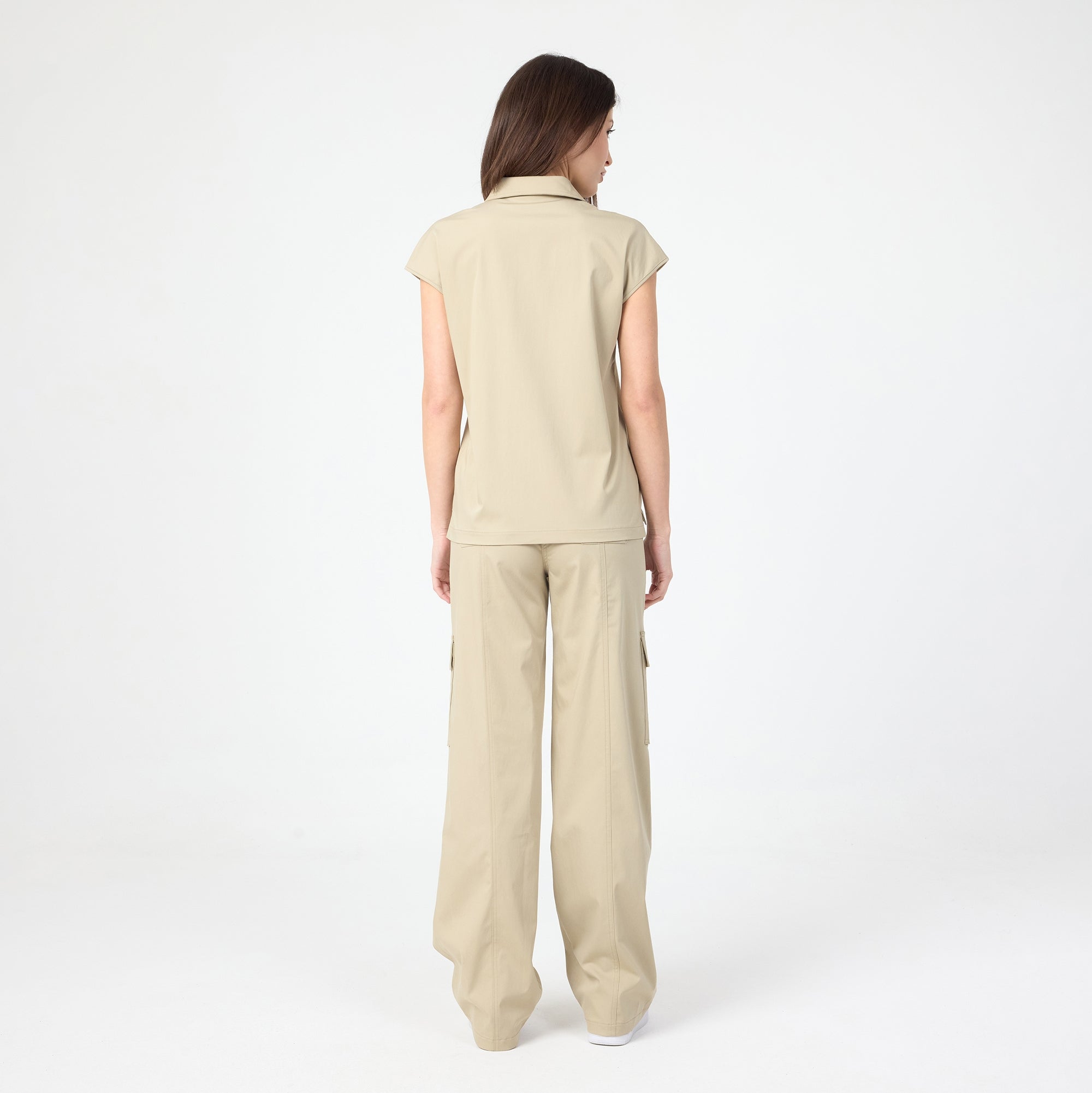 Scrub pantolon marl bej arka görünüm; düz kesim ve bol paça