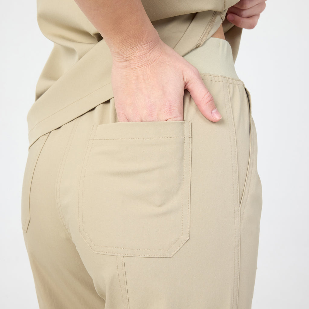 Scrub pantolon marl bej arka cep bölümü, dikiş hatları