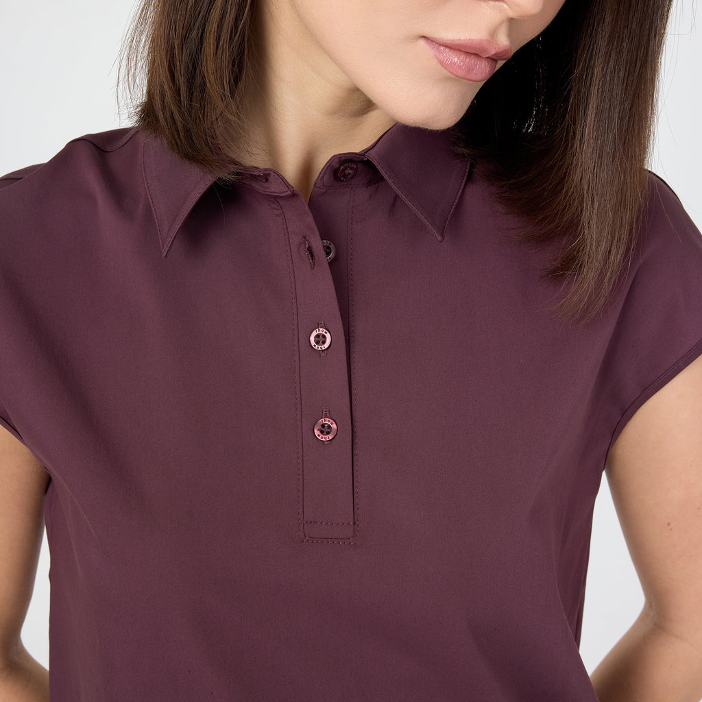 Bordo polo tişört yakası ve ön düğme açıklığı