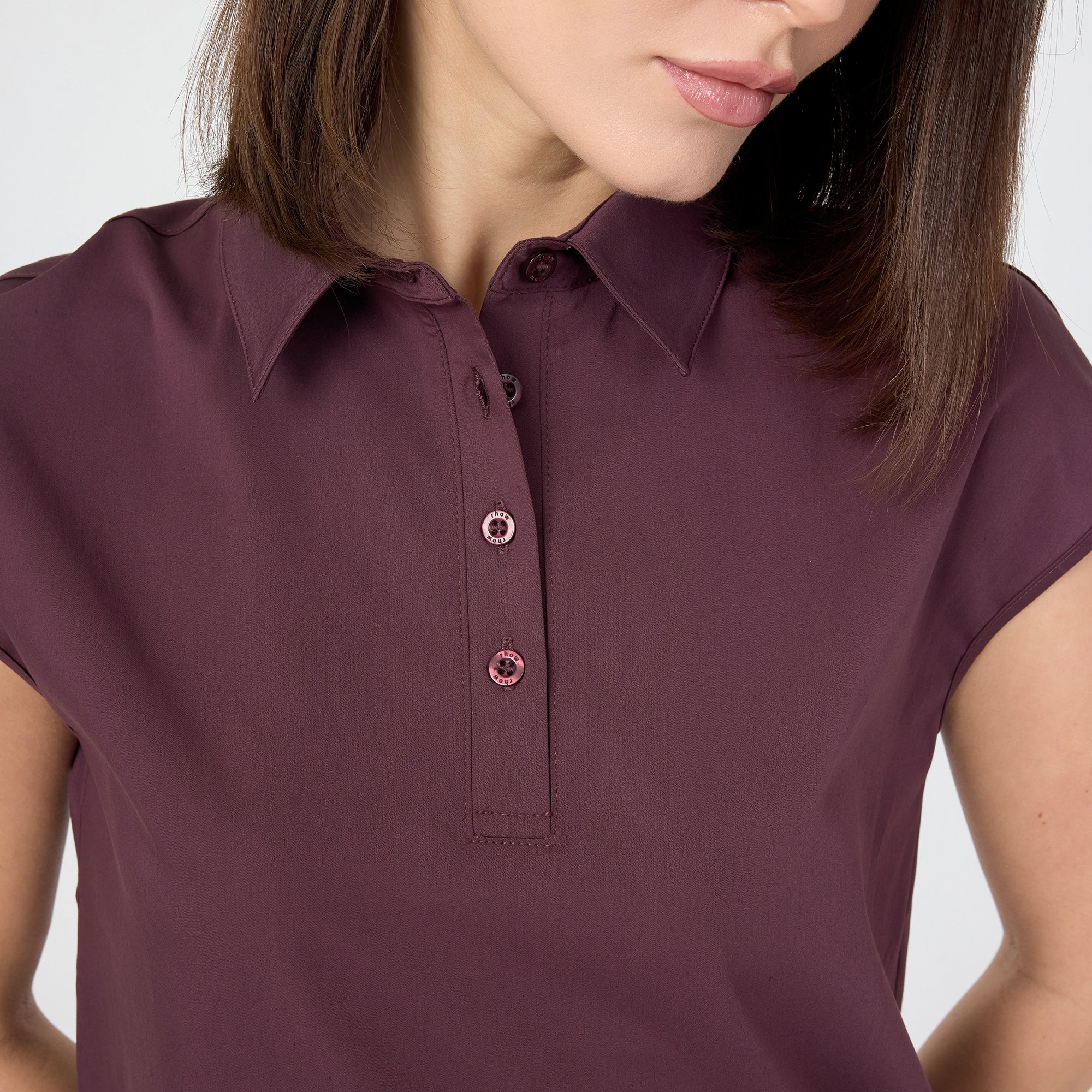 Bordo polo tişört yakası ve ön düğme açıklığı