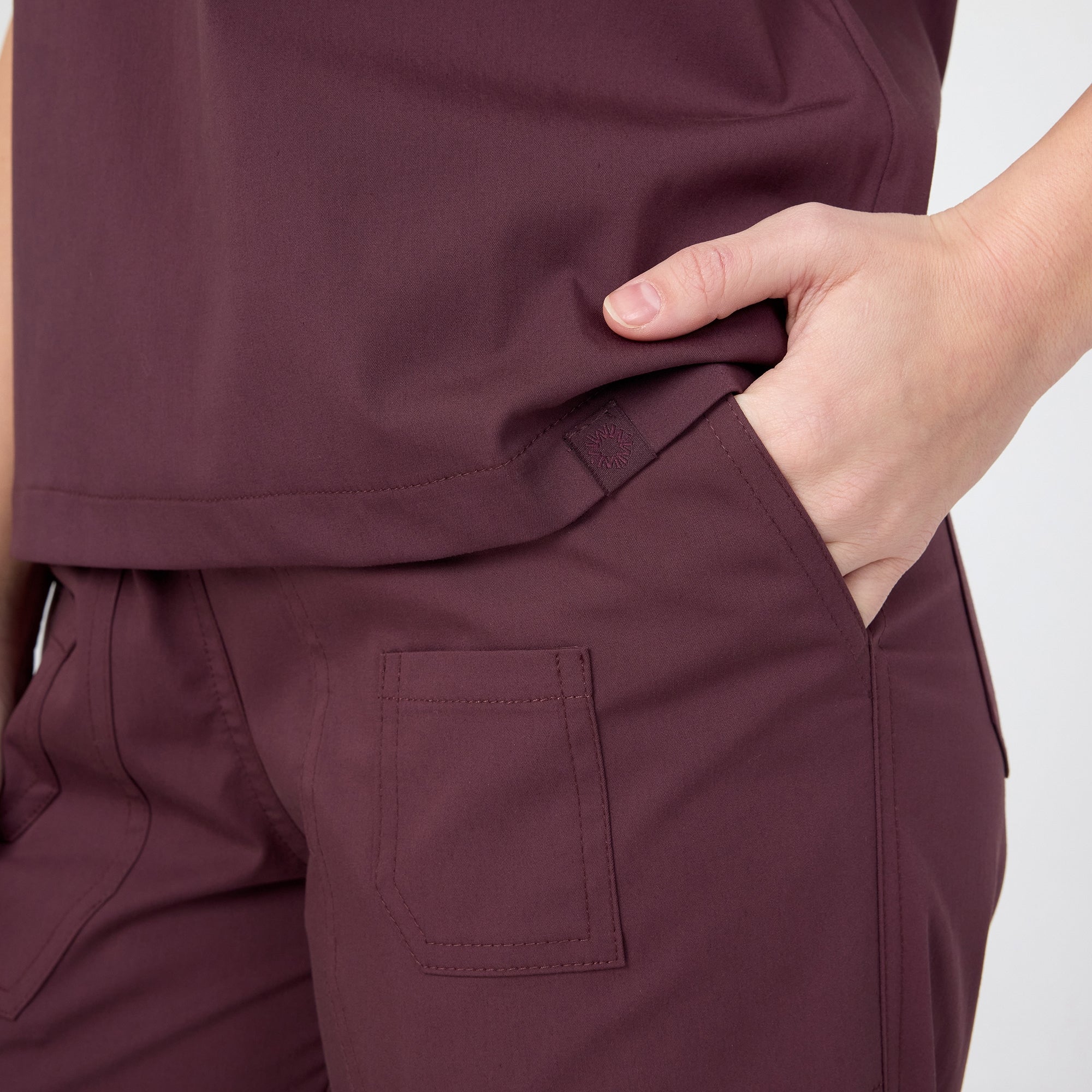 Chicory scrub pantolon; yan cep kapağı ve el dikiş detay görünümü