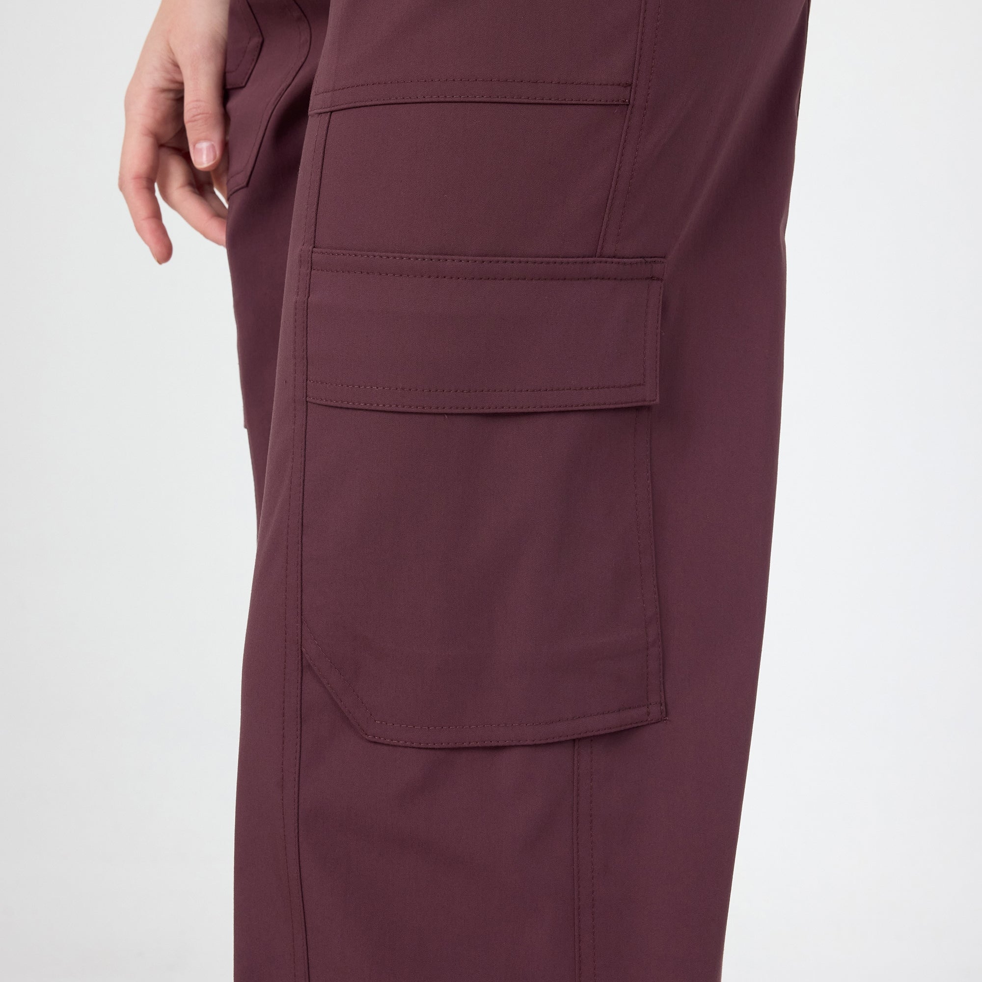 Chicory scrub pantolon ön yama cep detayları ve dikiş görünümleri