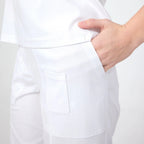Beyaz scrub pantolon: yan cep kapaklı, dikişli