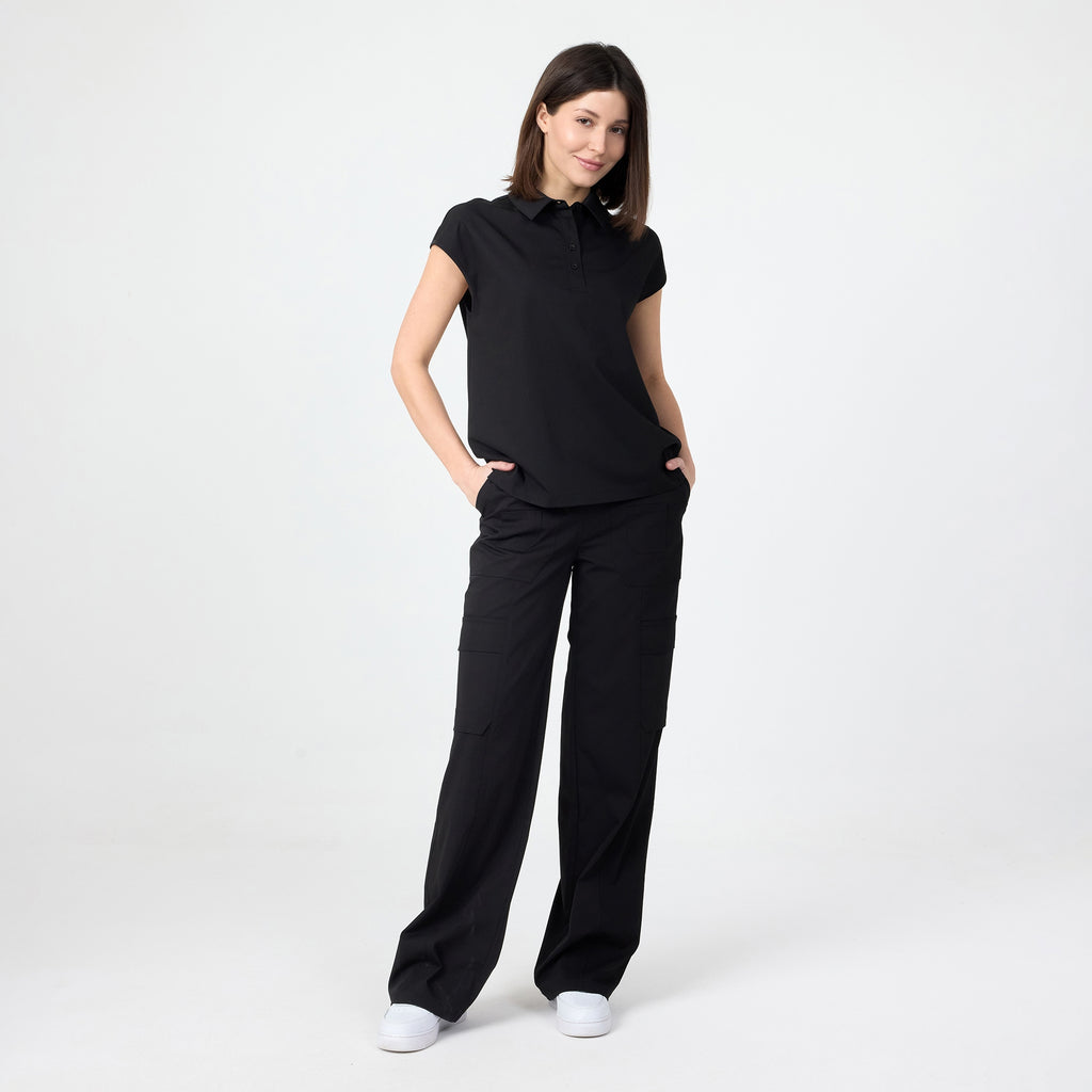 Siyah bol paça scrub pantolon, geniş paça ve yan cep görünümü