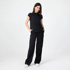 Siyah bol paça scrub pantolon, geniş paça ve yan cep görünümü