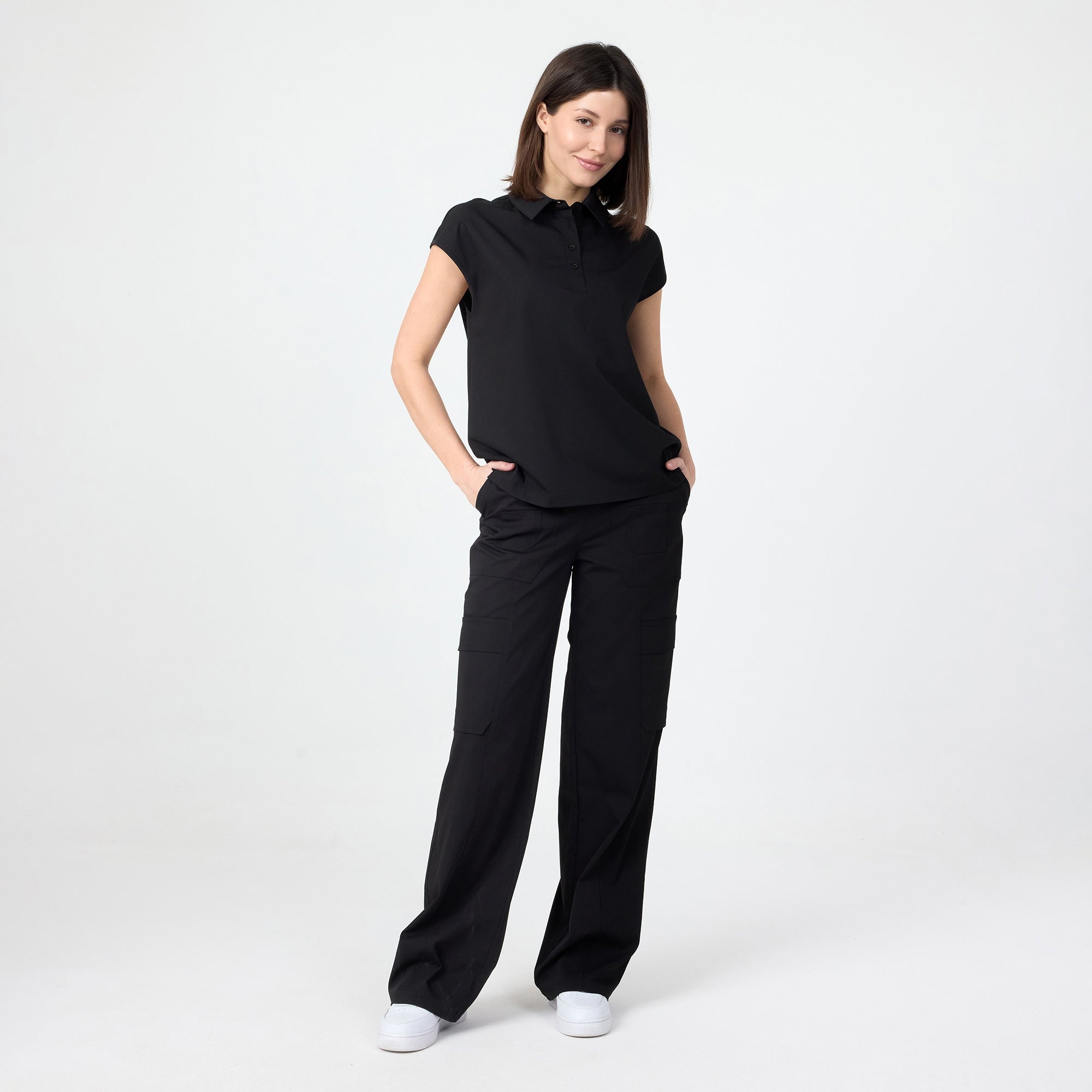 Siyah bol paça scrub pantolon, geniş paça ve yan cep görünümü