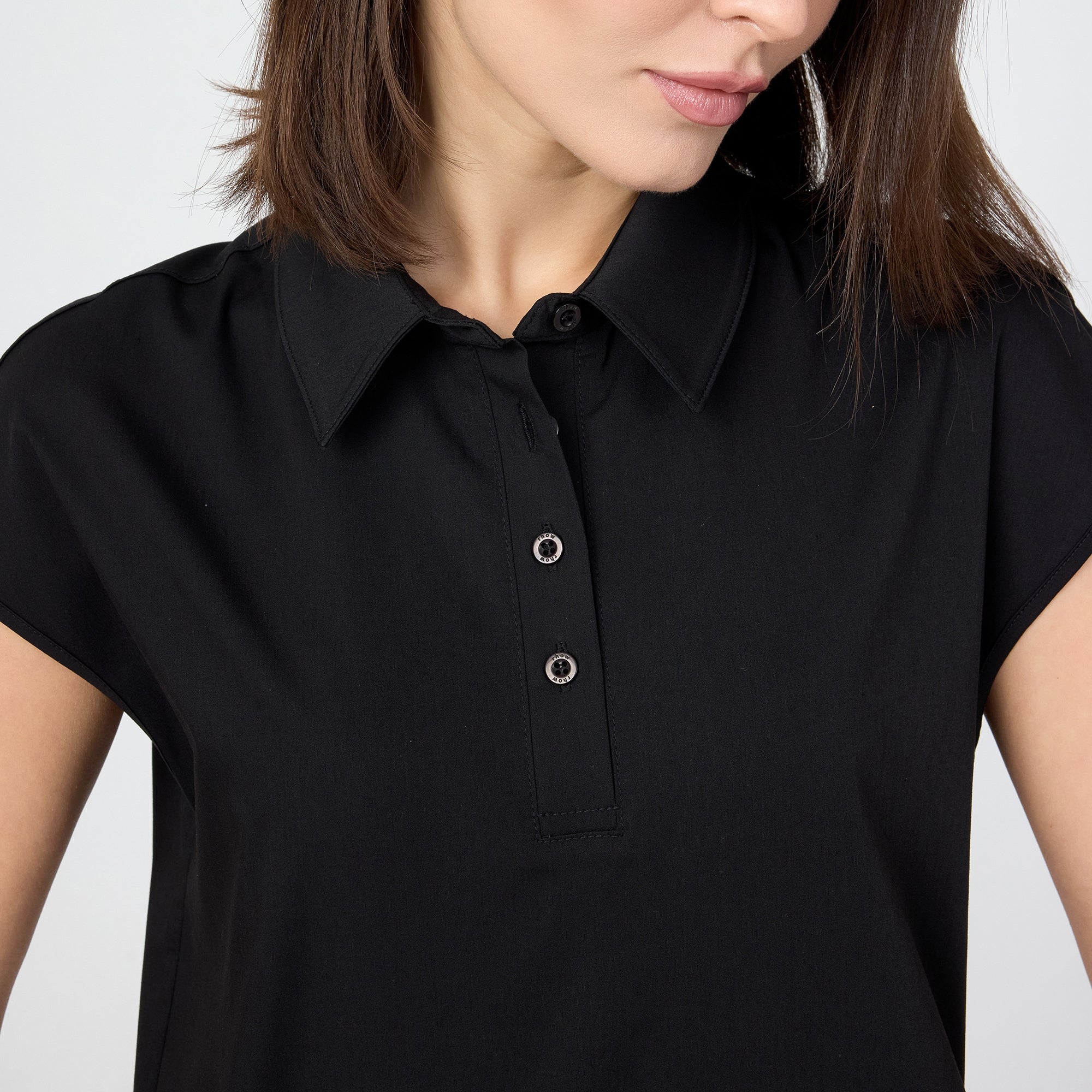 Rhow Shop black polo collar with button placket, short sleeves