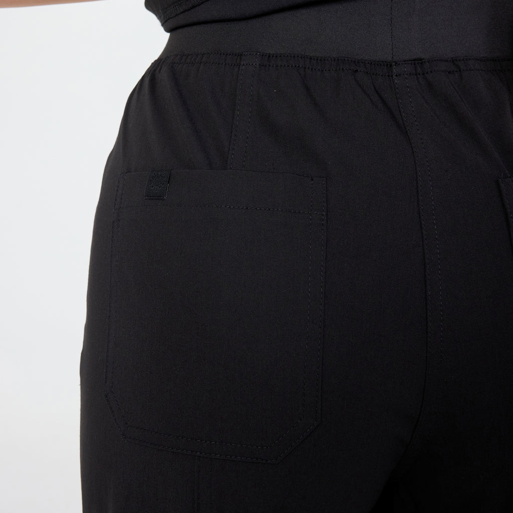 Siyah bol paça pantolon arka büyük cep ve dikiş detayları