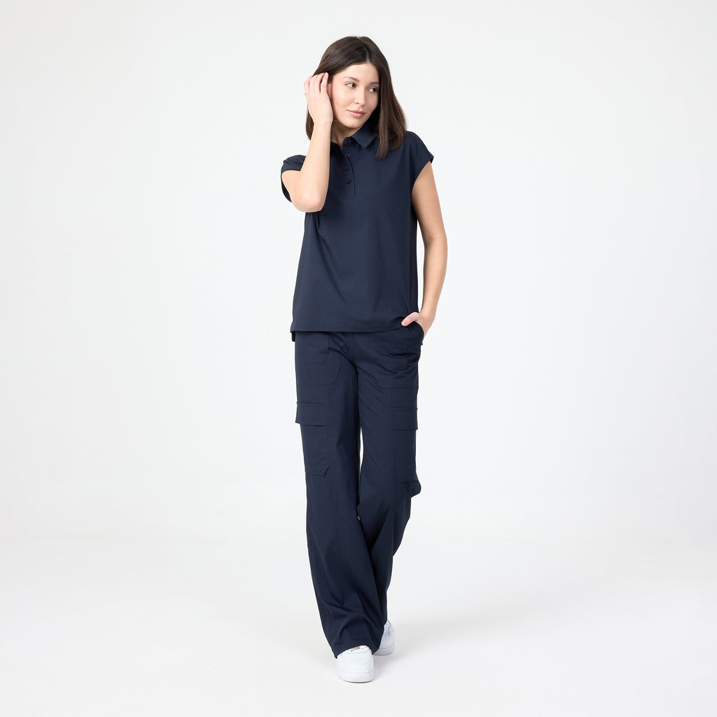 Lacivert scrub pantolon, yan ve arka cep görünümlü