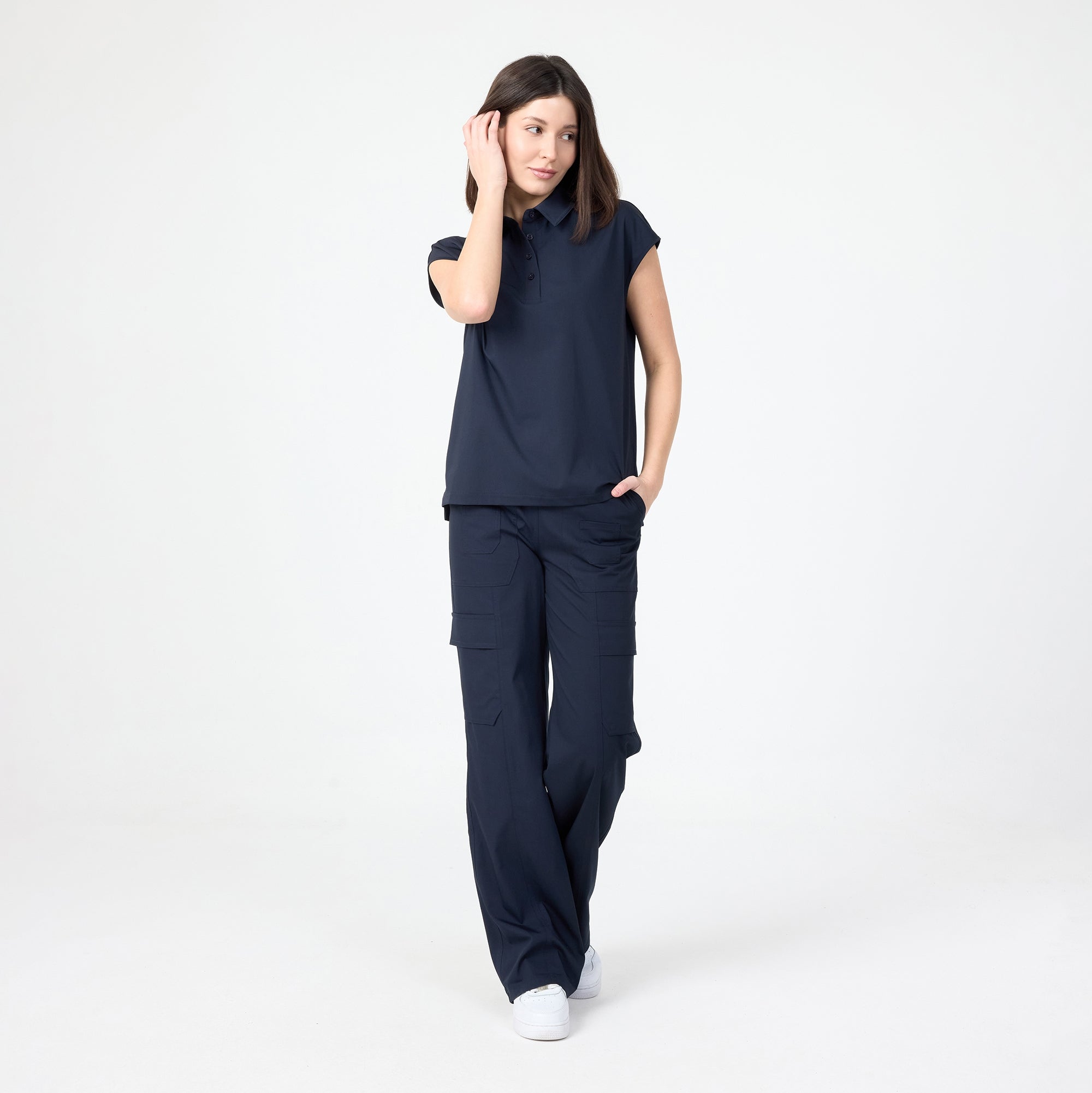 Lacivert scrub pantolon, yan ve arka cep görünümlü