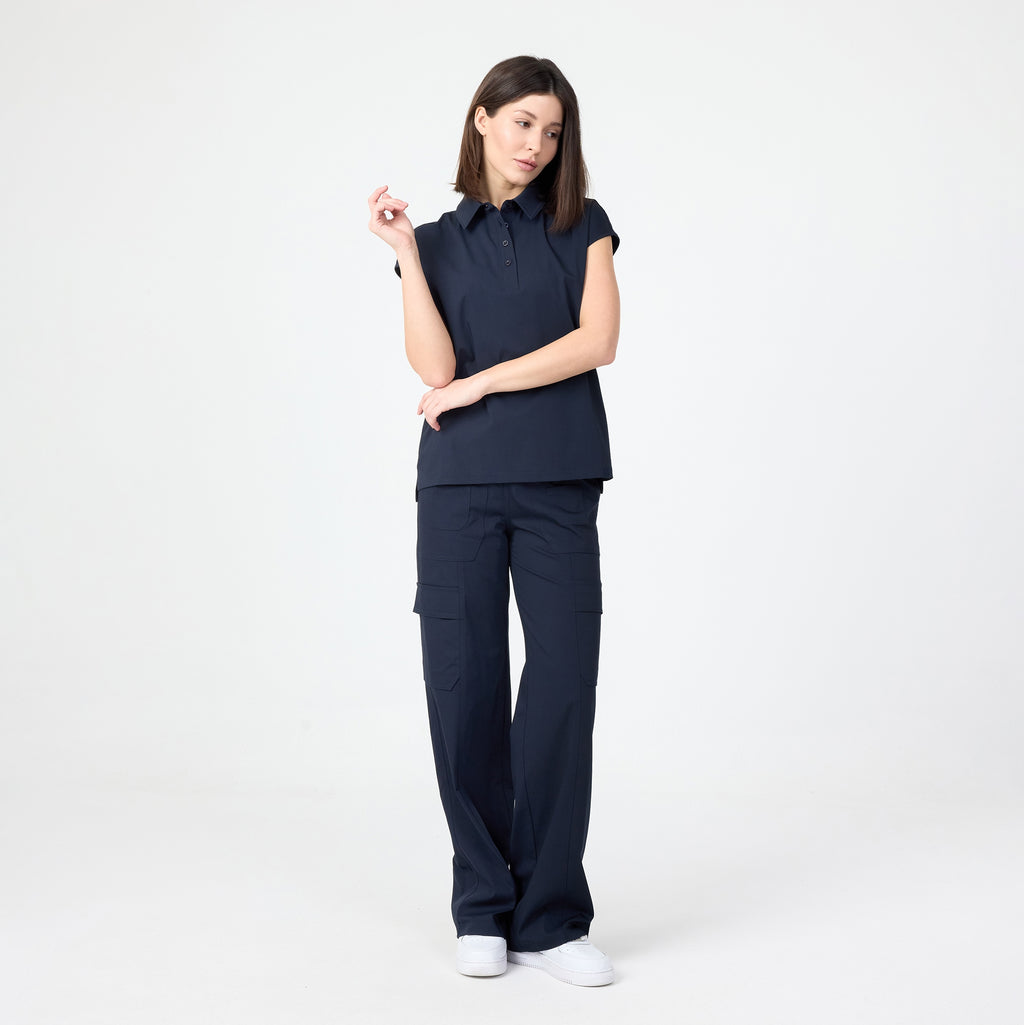 Lacivert bol paça scrub pantolon; yan tarafta cep bölmeleri