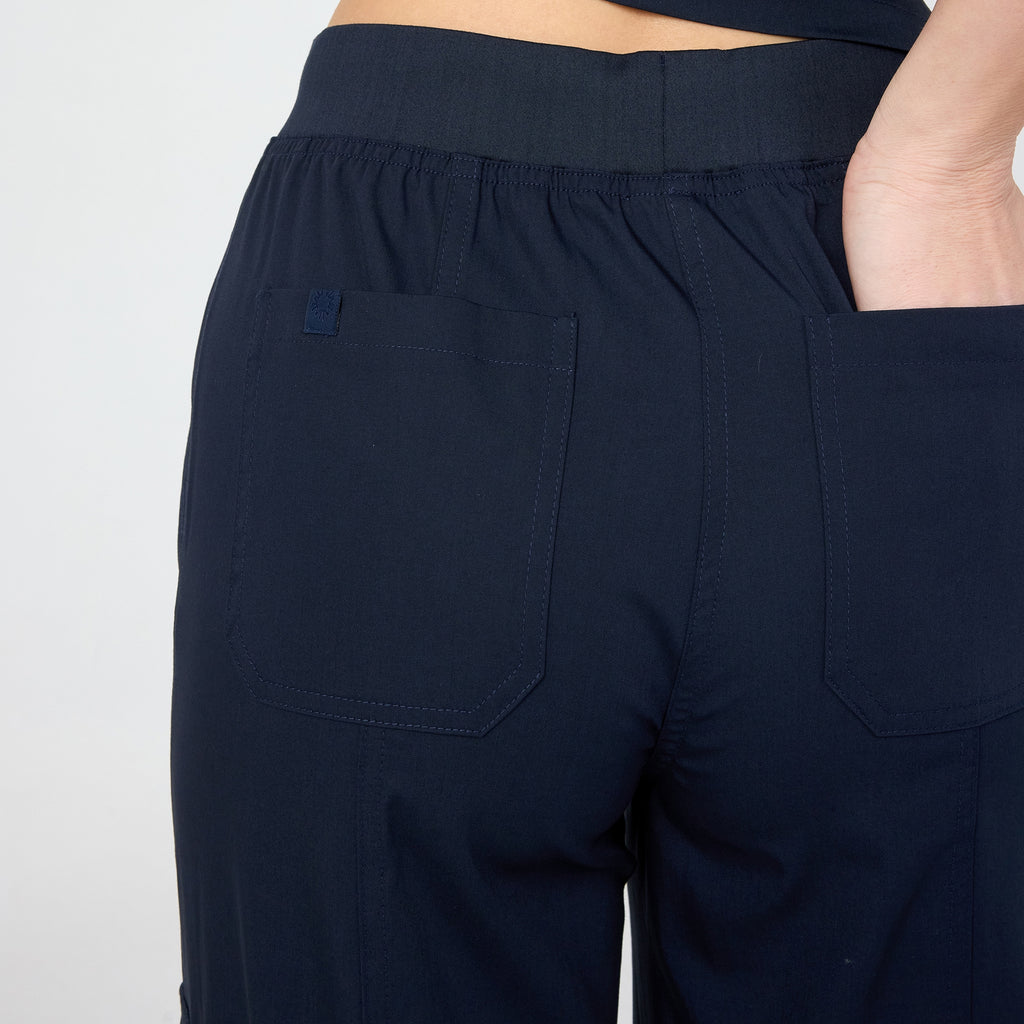 Lacivert scrub pantolon; lastikli bel ve kapaklı ön cep görünümü
