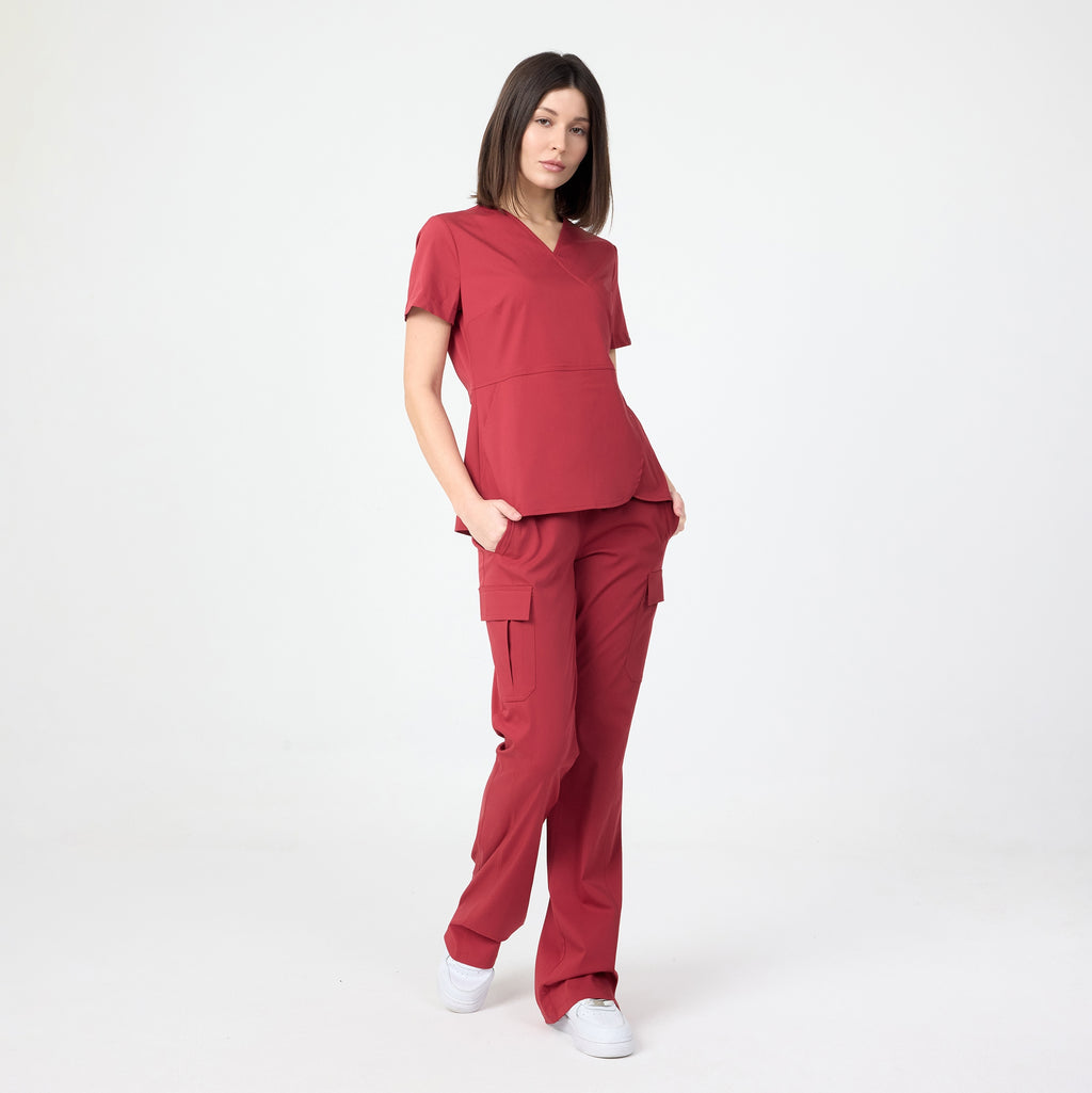 Chili scrub üst; önden kavisli etek, belde form veren dikişler