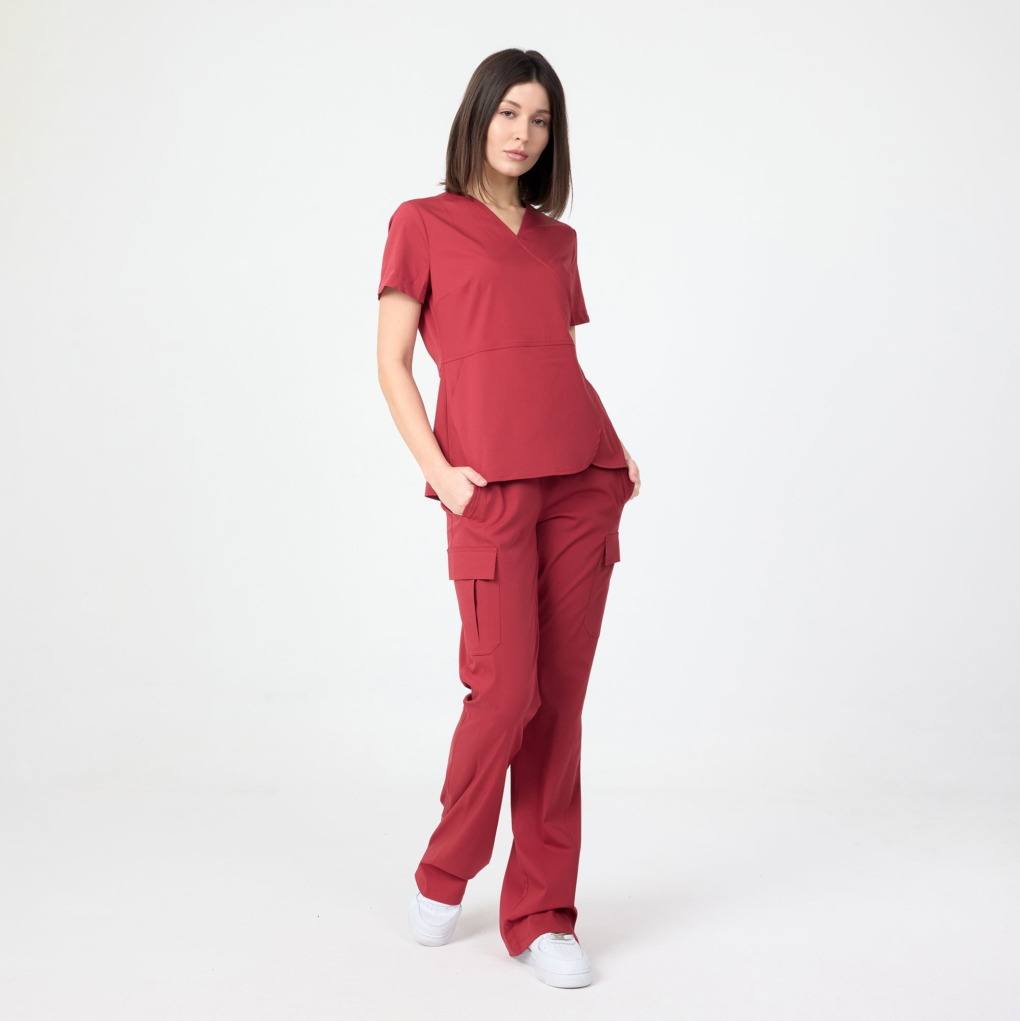 Chili scrub üst; önden kavisli etek, belde form veren dikişler