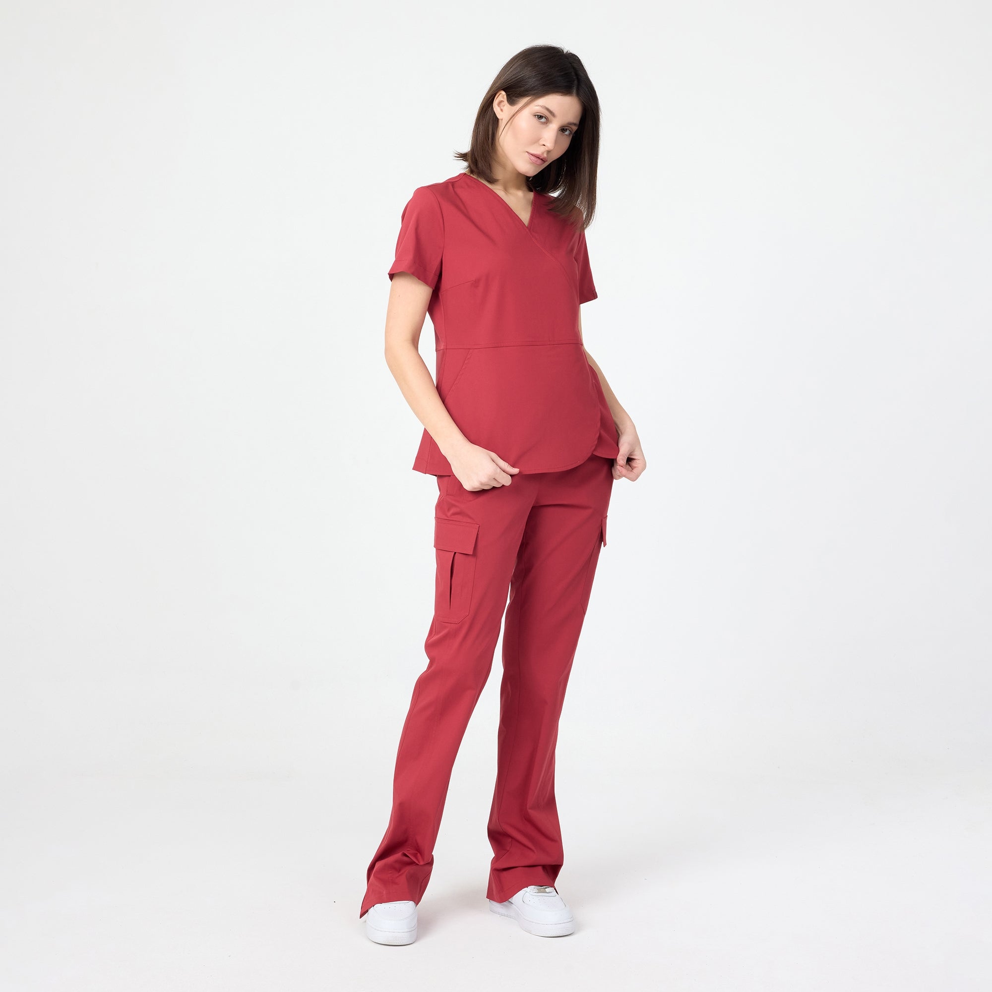Chili scrub üst; kavisli etek ucu, yan dikişler, kısa kollu V yaka
