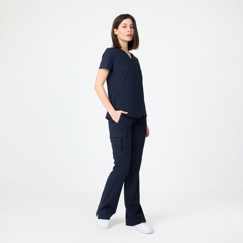 Lacivert scrubs pantolon; düz paça ve çok cepli tasarım