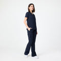 Lacivert scrubs pantolon; düz paça ve çok cepli tasarım
