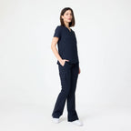 Lacivert scrubs pantolon; düz paça ve çok cepli tasarım