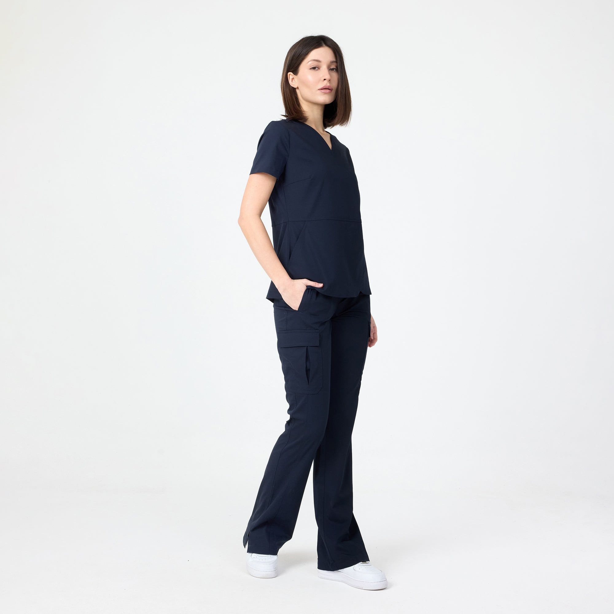 Lacivert scrubs pantolon; düz paça ve çok cepli tasarım